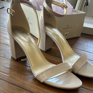 Bandolino Women's Beige Block Heel Sandals